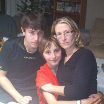 Con su madre y Hermano