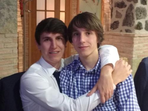 Con su hermano